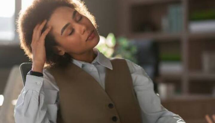 ਥਕਾਵਟ ਅਤੇ ਕਮਜ਼ੋਰੀ ਮਹਿਸੂਸ ਕਰਨਾ: ਜੇਕਰ ਤੁਸੀਂ ਰੋਜ਼ਾਨਾ ਛੋਟੇ-ਛੋਟੇ ਕੰਮ ਕਰਦੇ ਹੋਏ ਵੀ ਬਹੁਤ ਥਕਾਵਟ ਮਹਿਸੂਸ ਕਰ ਰਹੇ ਹੋ ਜਾਂ ਸਰੀਰ ਵਿੱਚ ਇੱਕ ਅਜੀਬ ਕਮਜ਼ੋਰੀ ਮਹਿਸੂਸ ਕਰ ਰਹੇ ਹੋ, ਤਾਂ ਇਹ ਦਿਲ ਤੱਕ ਖੂਨ ਦੇ ਸਹੀ ਢੰਗ ਨਾਲ ਨਾ ਪਹੁੰਚਣ ਦਾ ਸੰਕੇਤ ਹੋ ਸਕਦਾ ਹੈ।