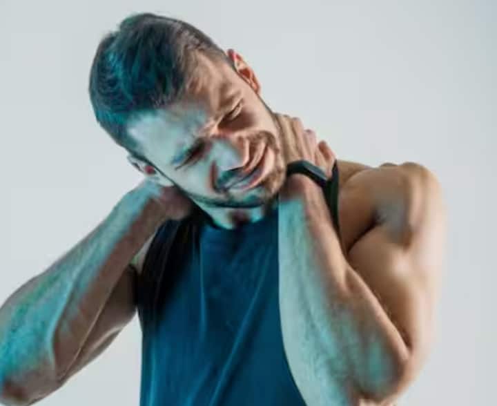 ਗਰਦਨ, ਜਬਾੜੇ ਜਾਂ ਬਾਂਹ ਵਿੱਚ ਦਰਦ: ਦਿਲ ਦਾ ਦੌਰਾ ਸਿਰਫ਼ ਛਾਤੀ ਦੇ ਦਰਦ ਤੱਕ ਸੀਮਿਤ ਨਹੀਂ ਹੈ। ਇਹ ਦਰਦ ਗਰਦਨ, ਜਬਾੜੇ, ਮੋਢੇ ਜਾਂ ਖੱਬੀ ਬਾਂਹ ਤੱਕ ਫੈਲ ਸਕਦਾ ਹੈ।