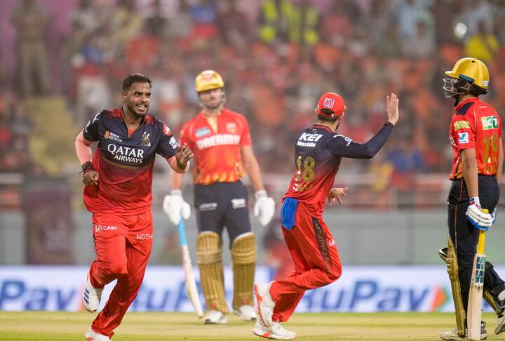 अश्विन आरसीबी को ट्रॉफी जीतने के लिए बैक कर रहे हैं, लेकिन उनका मानना है कि मुंबई इंडियंस को एलिमिनेटर में बाहर हो जाना चाहिए, ताकि आरसीबी का टाइटल जीतने का चांस और मजबूत हो जाए,