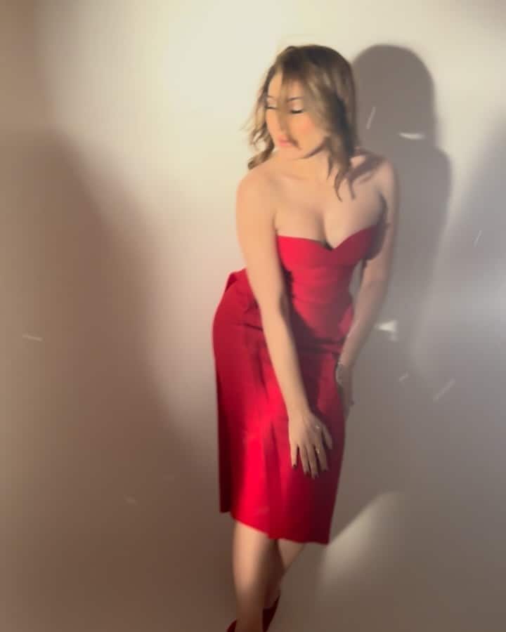 તમને જણાવી દઈએ કે 'કાંટા લગા ગર્લ'ના નામથી જાણીતી શેફાલી જરીવાલા પોતાની સુંદરતા માટે જાણીતી છે.