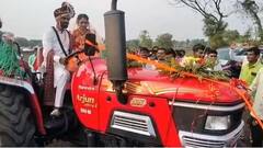 महाराष्ट्र के किसान दूल्हे की खास पहल, ट्रैक्टर पर दुल्हन को मंडप तक लाकर रचाई शादी