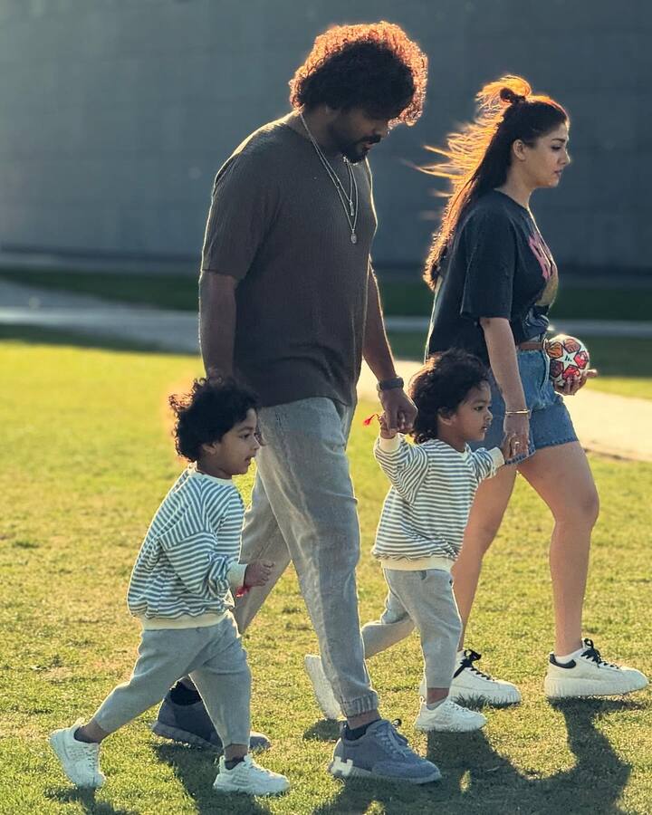 அங்கு ஆம்ஸ்டர்டாம் சென்ற புகைப்படங்களை தங்களது இன்ஸ்கிராம் பக்கத்தில் பதிவிட்டுள்ளனர். அந்த புகைப்படங்களை எல்லாம் பார்க்கும் போது வெயிலை கூட பொருட்படுத்தாமல் சுற்றுலாவை அனுபவித்து வருகின்றனர்.