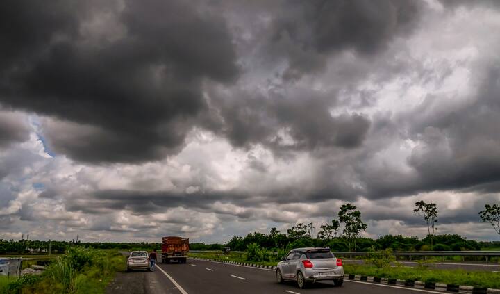 দক্ষিণ ২৪ পরগনার বিস্তীর্ণ এলাকায়। বইছে দমকা বাতাস। জেলায় জারি করা হয়েছে কমলা সতর্কতা। কমলা সতর্কতা জারি করা হয়েছে জলপাইগুড়ি, কোচবিহার আলিপুরদুয়ারে। শুক্রবার আলিপুরদুয়ারে জারি করা হয়েছে লাল সতর্কতা।