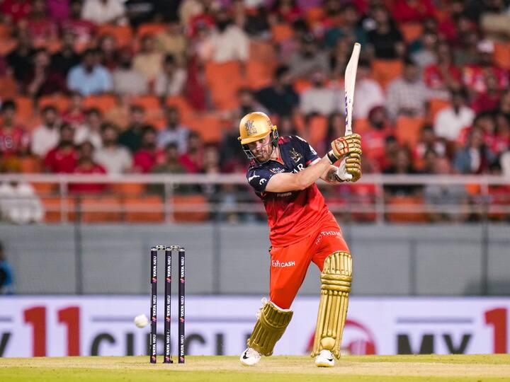 रॉयल चैलेंजर्स बेंगलुरु में विराट कोहली के ओपनिंग पार्टनर फिल साल्ट ने इतिहास रच दिया है. उन्होंने आईपीएल में सबसे तेज 1000 रन बनाने के मामले में पूर्व दिग्गज खिलाड़ी वीरेंद्र सहवाग को पीछे छोड़ा है.