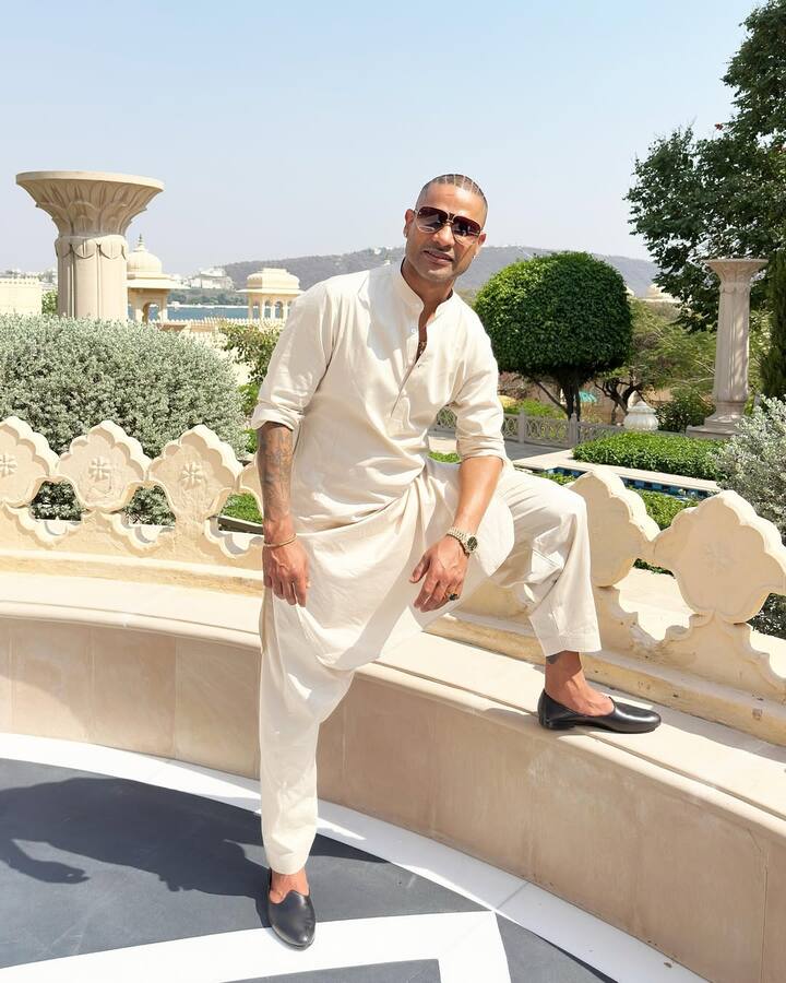 शिखर धवन ने बॉलीवुड में फिल्म डबल एक्सएल से कदम रखा था. फिर उन्हें टीवी शो बैटलग्राउंट में जज की भूमिका में देखा गया.