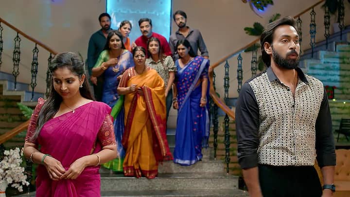 రాజ్ ప్రపోజ్ చేసే సమయానికి వైదేహి నుంచి కాల్ వస్తుంది. దుగ్గిరాల ఫ్యామిలీ అంతా నిరాశపడతారు
