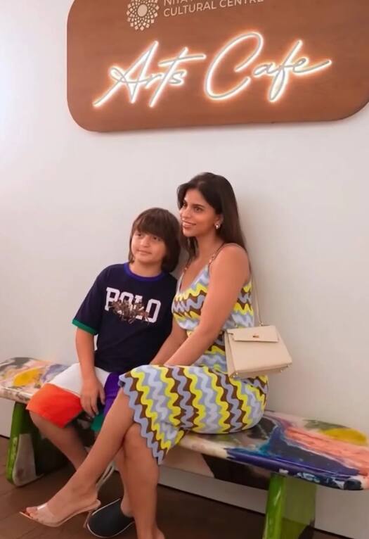 शाहरुख खान के छोटे बेटे अबराम का 12वां बर्थडे नीता मुकेश अंबानी कल्चरल सेंटर आर्ट्स कैफ में सेलिब्रेट किया गया था.