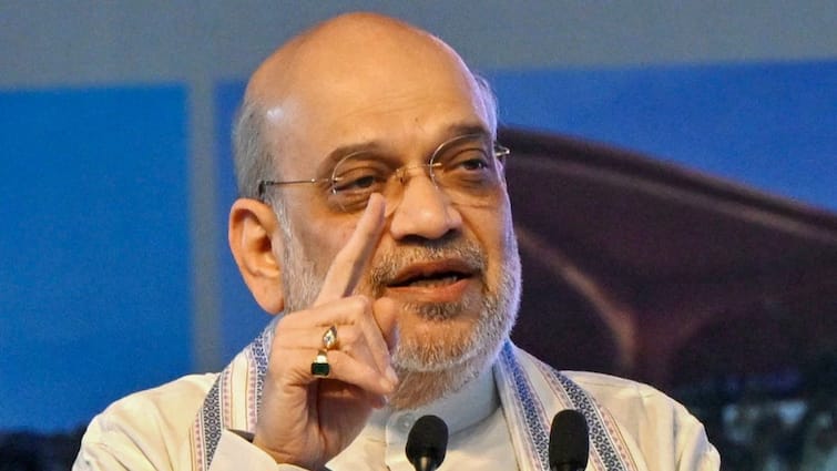 गृहमंत्री अमित शाह ने पाकिस्तान को दी कड़ी चेतावनी, कहा - 'PAK ने धार्मिक स्थलों को निशाना बनाया, हमने सीमा में घुसकर...'
