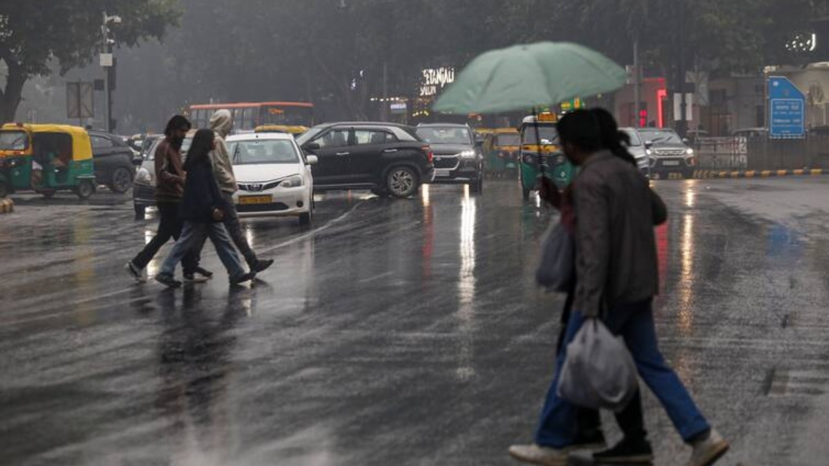 Delhi Weather: सावधान! दिल्ली में बारिश का ‘ऑरेंज अलर्ट’, 70 KM की गति से चलेंगी तेज हवाएं, बरतें ये सावधानी