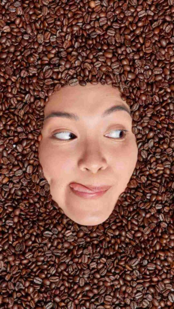 कॉफी को चेहरे पर किस चीज में मिलाकर लगाना चाहिए