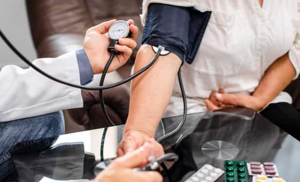 हाई ब्लड प्रेशर को करे कंट्रोल: लीची में मौजूद पोटैशियम रक्तचाप को नियंत्रित करने में सहायक होता है. यह दिल की सेहत को बेहतर बनाता है और हाइपरटेंशन के खतरे को कम करता है.