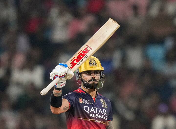 रोहित को रनों के मामले में कोहली से आगे निकलने के लिए अभी 1500 से भी ज्यादा रन बनाने हैं. रोहित ने आईपीएल करियर में 47 अर्धशतक के अलावा दो शतक भी लगाए हैं. वहीं कोहली ने 63 अर्धशतक और 8 शतक ठोके हैं.