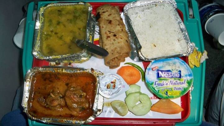 कई लोगों के मन में सवाल आता है क्या ट्रेन में साफ खाना न मिलने पर कंप्लेंट करके मुआवजे की मांग की जा सकती है. तो आपको बता दें ऐसा करना बिलकुल आपके अधिकार क्षेत्र में है. आप इस बारे में शिकायत करके मुआवजे की मांग कर सकते हैं.