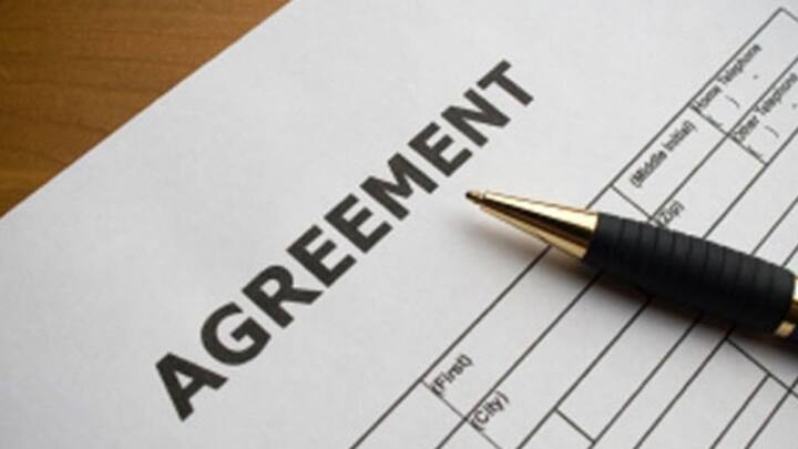 तो ऐसे में क्या होगा? क्या फ्लैट का कोई मालिक एग्रीमेंट बनवाने के बाद फ्लैट बेचने से मुकर सकता है. अगर आप भी है मकान मालिक या फिर फ्लैट खरीदने की सोच रहे हैं. तो जान लीजिए इसे लेकर क्या है नियम. ऐसा किया जा सके ता है या नहीं.