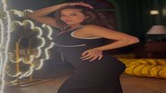 Monalisa pic: બ્લેક ડીપ નેક આઉટફિટમાં મોનાલિસાનો સ્ટનિંગ લૂક, જુઓ તસવીરો