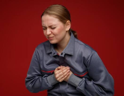 सीने में हल्का दर्द या जलन: अगर आपको बिना किसी कारण बार-बार सीने में जलन, भारीपन या दबाव जैसा महसूस हो रहा है तो यह सामान्य गैस की समस्या नहीं हो सकती. यह दिल की किसी गंभीर परेशानी का संकेत हो सकता है.