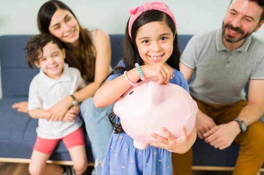 पैसे की अहमियत समझाएं: बच्चों को नकली दुकान चलाने दें. इस एक्टिविटी से वे पैसों की कीमत, जोड़-घटाव और बचत की समझ हासिल कर सकते हैं.