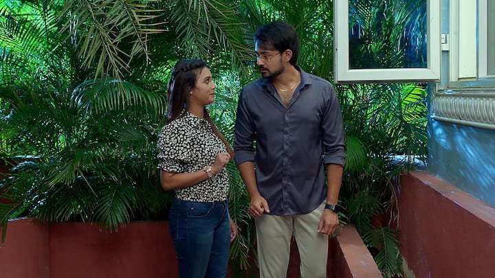 నువ్వు వెళ్లిపోతావ్..నేను ఎలా అని కళ్యాణ్ అని అడిగితే ..నేను హెల్ప్ చేయనా అని అడుగుతాడు ప్రకాశం. నిచ్చెన తేనా, మీ అమ్మను పిలవనా అని సెటైర్స్ వేస్తాడు. ఇంతలో ధాన్యం వచ్చేస్తుంది