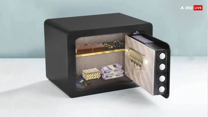 The cash counter should be placed above the counter of all other goods. Keep in mind that the hoarse sound should not come while opening and closing it. This leads to poverty.