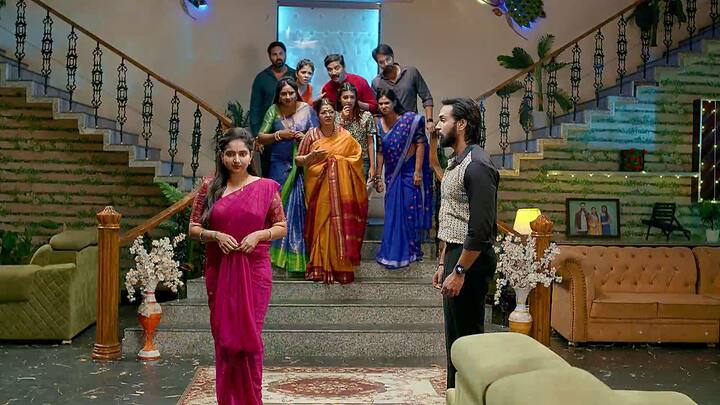 నీకు నా మనసులో మాట చెప్పాలంటూ మొదలుపెడతాడు రాజ్. మొదటిసారి చూసినప్పటి నుంచి పరిచయం ఉన్న ఫీలింగ్ ఉందని, అందుకే మీ వెంట తిరిగాను అని చెప్తాడు. తన మనసులో మాట చెప్పేందుకు ప్రయత్నిస్తాడు.. దుగ్గిరాల ఫ్యామిలీ అంతా ఆతృతగా ఎదురుచూస్తారు