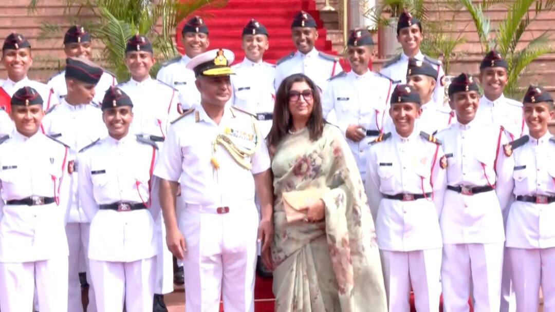 NDA: बेटियों का कमाल! एनडीए से 17 महिला कैडेट्स का पहला बैच पासआउट, श्रीति दक्ष ने बताई सफलता की कहानी NDA Passing Out Parade 2025 First batch of 17 women cadets passed out from pune India defence history ann NDA: बेटियों का कमाल! एनडीए से 17 महिला कैडेट्स का पहला बैच पासआउट, श्रीति दक्ष ने बताई सफलता की कहानी