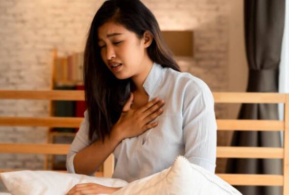 सांस लेने में तकलीफ: सीढ़ियां चढ़ते समय या बिना मेहनत के भी अगर सांस फूल रही है तो यह दिल की खराब होती स्थिति को दर्शा सकता है. ये लक्षण हार्ट अटैक से कुछ दिन पहले दिख सकते हैं.