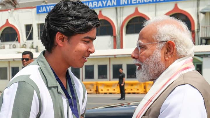 वैभव सूर्यवंशी जिन्होंने आईपीएल 2025 में शानदार प्रदर्शन से खूब नाम कमाया. देश के प्रधानमंत्री नरेंद्र मोदी ने वैभव से पटना एयरपोर्ट पर मुलाकात की. जिसकी तस्वीर सोशल मीडिया पर वायरल हो रही है.