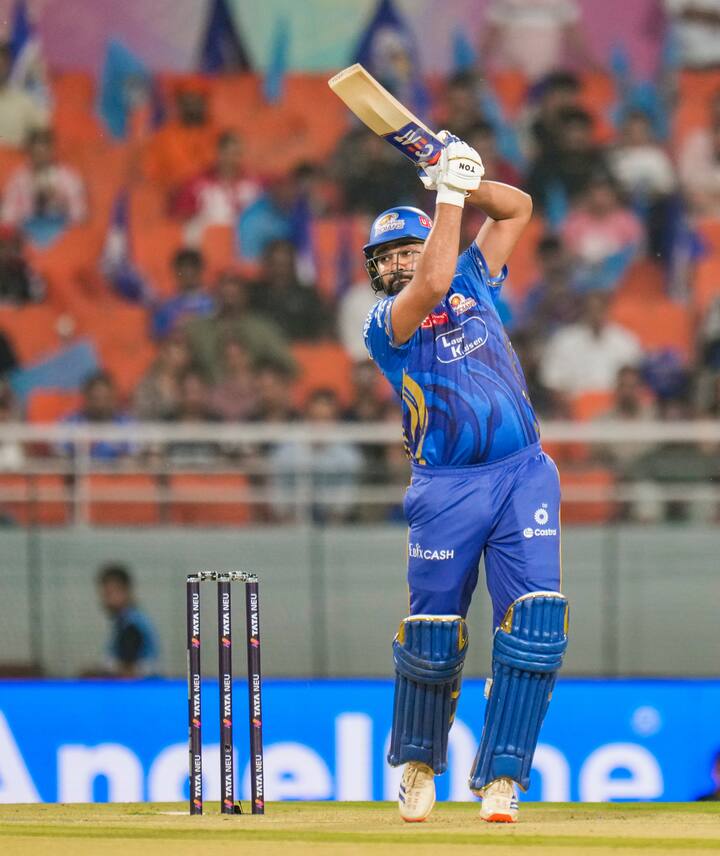 रोहित और कोहली के बीच भारतीय बल्लेबाजों में सबसे ज्यादा छक्के लगाने के मामले में भी रेस जारी है. हालांकि इस लिस्ट में रोहित, कोहली से आगे चल रहे हैं. रोहित ने गुजरात के खिलाफ चार छक्के लगाए. इस दौरान उन्होंने आईपीएल में 300 छक्के पूरे कर लिए.