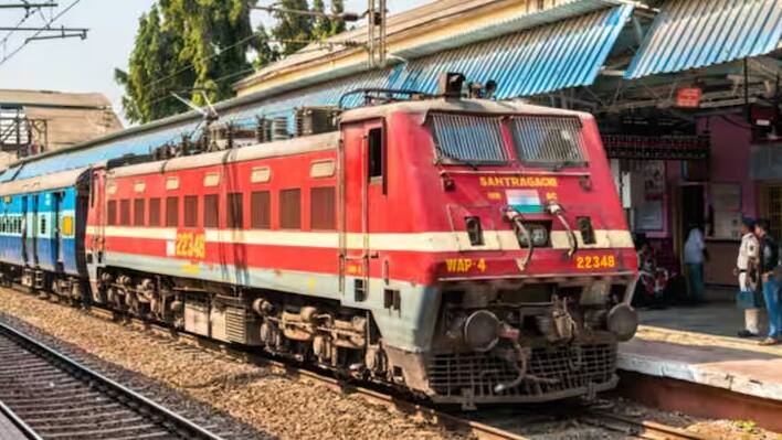 જો તમારી સાથે પણ આવી કોઈ ઘટના બને છે. આવી સ્થિતિમાં તમે પણ ફરિયાદ કરો છો. તમે અને તમારી ફરિયાદ સાચી છે. તો રેલવે દ્વારા તમને વળતર આપવામાં આવે છે. જો કે, વળતરની જોગવાઈ ફક્ત ખૂબ જ ગંભીર પરિસ્થિતિઓમાં કરવામાં આવે છે.