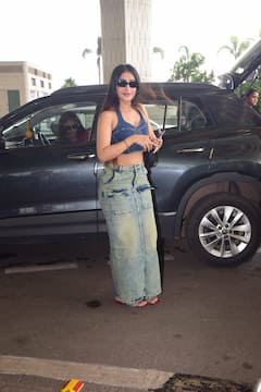 Dhanashree Verma Airport Look: क्रॉप टॉप संग डेनिम स्कर्ट पहनकर एयरपोर्ट पर धनश्री ने मारी स्टाइलिश एंट्री, फोटोज वायरल