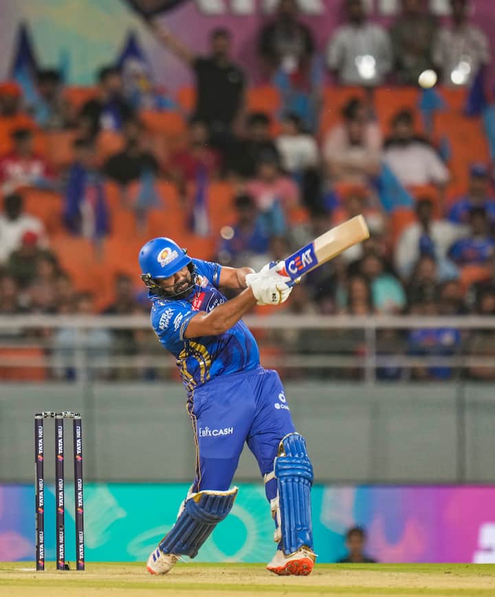 रोहित भारतीय बल्लेबाजों में आईपीएल में सबसे ज्यादा छक्के लगाने वाले बल्लेबाज हैं. रोहित ने अब तक 302 छक्के लगाए हैं. वहीं कोहली उनसे 11 छक्के पीछे हैं. कोहली ने अब तक आईपीएल में 291 छक्के जड़े हैं.