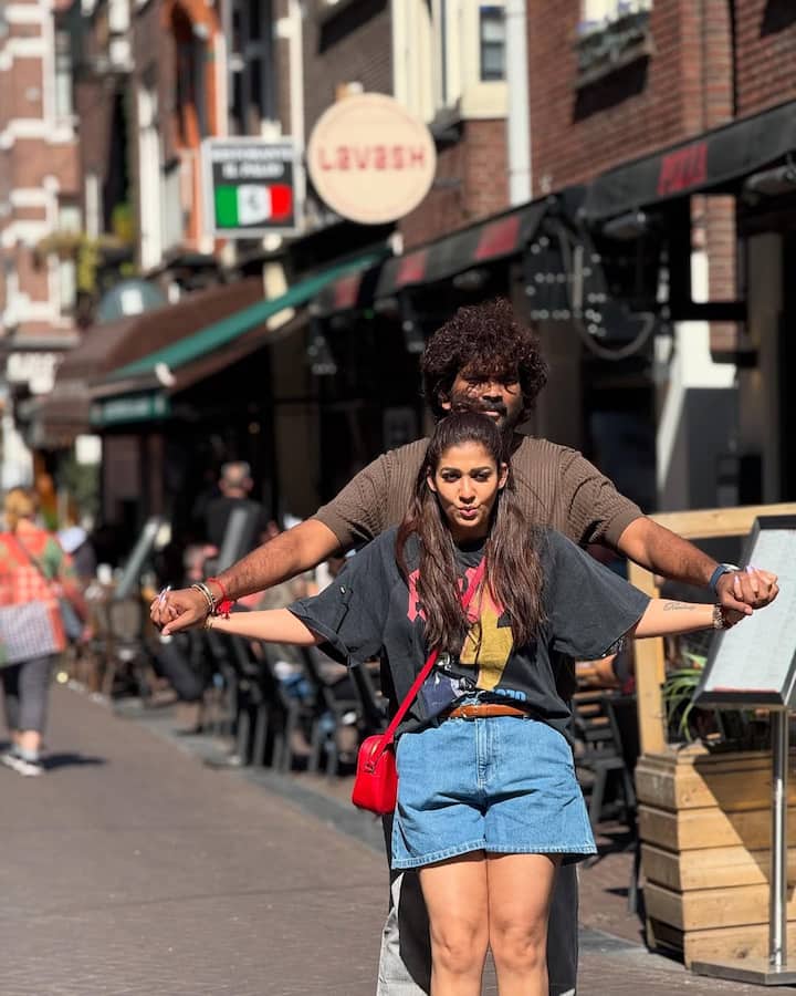 பல மாதமாக நயன் - விக்கி ஏன் இணைந்து புகைப்படம் வெளியிடுவது இல்லை. அவர்களுக்குள் பிரச்சனையா என்பது போன்ற கேள்விகள் எழுந்த நிலையில்... அதற்க்கு பதில் கொடுக்கும் விதமாகவே இந்த புகைப்படங்கள் உள்ளன.  இந்தப் புகைப்படங்கள் எல்லாம் சமூக வலைதளங்களில் வைரலாகி வருகிறது.