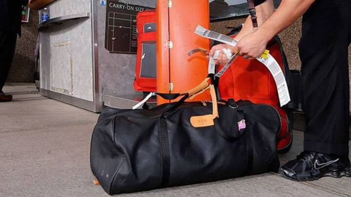 इसके अलावा आपको बता दें आप अपने हैंड बैगेज में शराब नहीं ले जा सकते. हालांकि कुछ एयरलाइन में आपको 1 लीटर तक शराब हैंडबैग में ले जाने की इजाजत होती है. लेकिन कुछ न कंपनियों में अलाउड नहीं है. इसलिए जब आप सफर पर जा रहे हो. तो पहले अपनी एयरलाइन की लिकर पॉलिसी के बारे में पता कर लें.