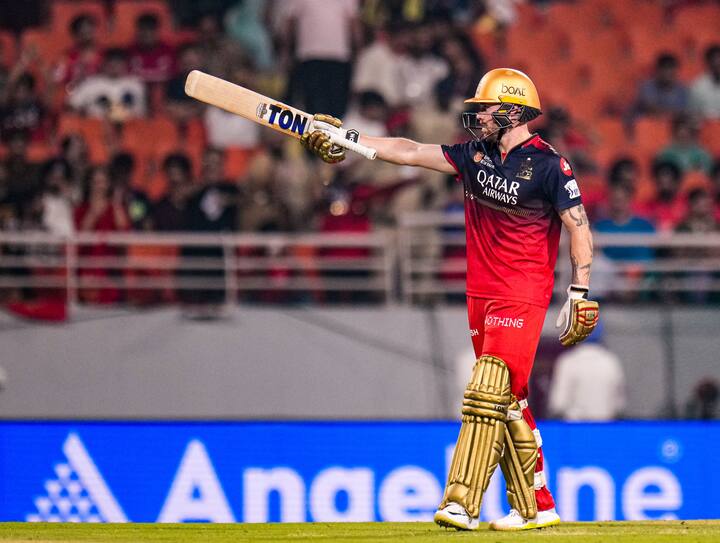 साल्ट के इस ताबड़तोड़ अर्धशतक की बदौलत ने आरसीबी ने 102 रनों के लक्ष्य को सिर्फ 10 ओवरों में ही हासिल कर लिया. इसी के साथ आरसीबी ने 9 साल बाद आईपीएल के फाइनल में जगह बनाई है.