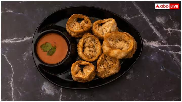 નિયમિત રીતે મોમોઝ ખાવાથી કોલેસ્ટ્રોલ અને ટ્રાઇગ્લિસરાઇડનું સ્તર વધી શકે છે, જે મેદસ્વીતા અને ટાઇપ-૨ ડાયાબિટીસનું જોખમ વધારે છે. આ ઉપરાંત, બેન્ઝોયલ પેરોક્સાઇડ અને એઝોડીકાર્બોનામાઇડ જેવા રિફાઈન્ડ લોટમાં ઉમેરવામાં આવતા રસાયણો સ્વાદુપિંડને નુકસાન પહોંચાડે છે. આ ઇન્સ્યુલિનના ઉત્પાદનને અસર કરે છે અને ડાયાબિટીસનું જોખમ વધારે છે.