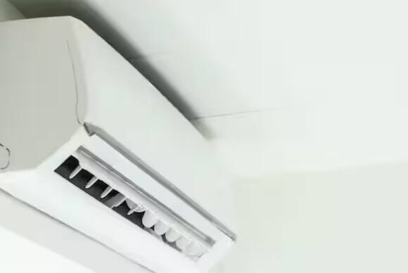 ਜਿਨ੍ਹਾਂ ਲੋਕਾਂ ਕੋਲ ਏਸੀ ਖਰੀਦਣ ਲਈ ਪੈਸੇ ਨਹੀਂ ਹੁੰਦੇ, ਉਹ ਵੀ ਗਰਮੀਆਂ ਵਿੱਚ ਆਪਣੇ ਘਰਾਂ ਵਿੱਚ ਕਿਸ਼ਤਾਂ 'ਤੇ ਏਸੀ ਲਗਵਾਉਂਦੇ ਹਨ। ਤਾਂ ਜੋ ਉਨ੍ਹਾਂ ਨੂੰ ਗਰਮੀ ਤੋਂ ਕੁਝ ਰਾਹਤ ਮਿਲ ਸਕੇ। ਪਰ ਜਿੱਥੇ ਏਸੀ ਗਰਮੀ ਤੋਂ ਰਾਹਤ ਦਿੰਦੇ ਹਨ, ਉੱਥੇ ਬਿਜਲੀ ਦੇ ਬਿੱਲਾਂ ਦੀ ਚਿੰਤਾ ਵੱਧ ਜਾਂਦੀ ਹੈ।