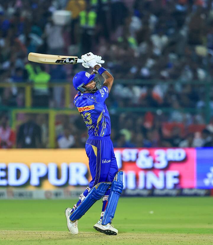 हार्दिक के पास भी छक्कों का रिकॉर्ड बनाने का मौका होगा. हार्दिक अपनी पावर हिटिंग के लिए जाने जाते हैं. वो अब तक आईपीएल में 148 छक्के जड़ चुके हैं. वो 2 छक्के लगाते ही आईपीएल में 150 छक्के लगाने वाले खिलाड़ियों की लिस्ट में शामिल हो जाएंगे.