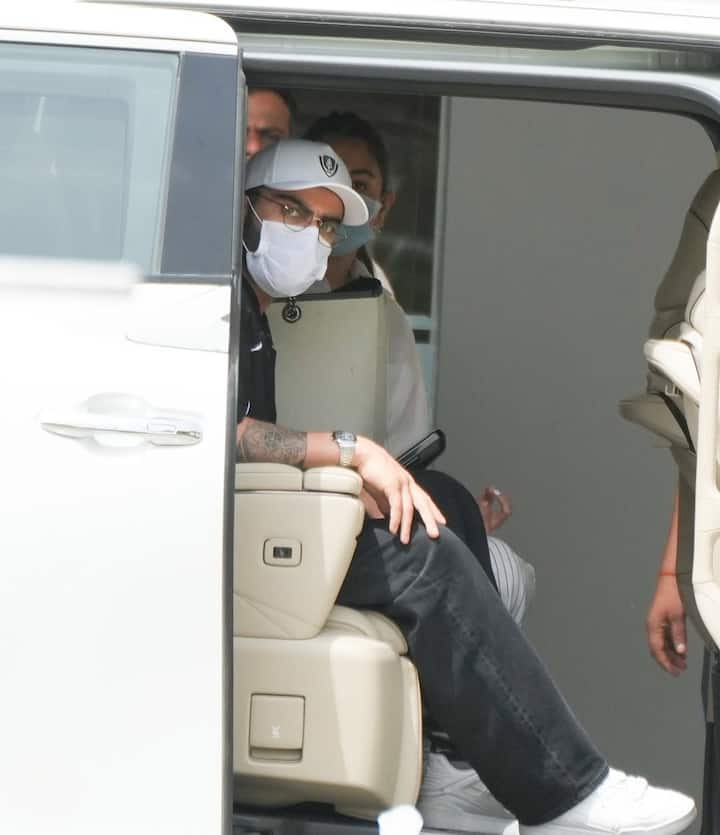 रॉयल चैलेंजर्स बेंगलुरु आईपीएल 2025 के फाइनल में पहुंच चुकी है. आरसीबी 18 साल बाद खिताब जीतने से सिर्फ एक कदम दूर हैं. इस दौरान विराट कोहली की लेडी लक अनुष्का शर्मा टीम को सपोर्ट करने के लिए कोहली के साथ अहमदाबाद पहुंच चुकी हैं. जिसका फोटो सोशल मीडिया पर वायरल हो रहा है.