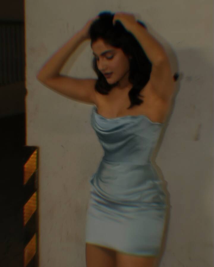 वहीं अपने डेब्यू के 12 साल बाद इशिता राज पहले से कहीं ज्यादा हॉट और बोल्ड हो गई हैं। अभिनेत्री ने अपने परिवर्तन से प्रशंसकों की नींद उड़ा दी है।