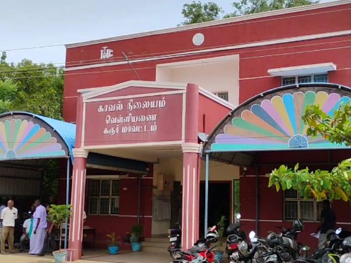 கரூர் அருகே மணல் கடத்தி பதுக்கி வைத்திருந்த இருவர் கைது