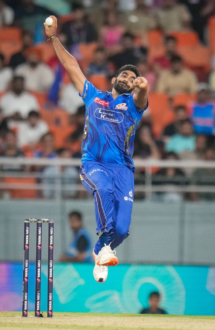 मुंबई के तेज गेंदबाज जसप्रीत बुमराह दुनिया के सबसे घातक गेंदबाजों में से एक हैं. वो अपनी गेंदबाजी से ही मैच पलटने का दम रखते हैं. वो इस सीजन में 18 विकेट ले चुके हैं. साथ ही उनकी इकॉनमी रेट भी 7 से कम है.