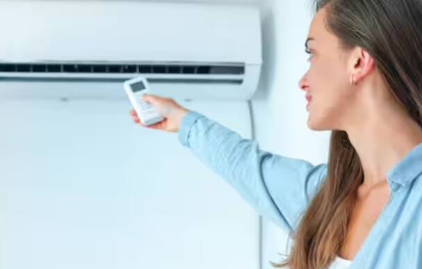 ਇਸ ਨਾਲ ਨਾ ਸਿਰਫ਼ ਬਿਜਲੀ ਦੀ ਬੱਚਤ ਹੁੰਦੀ ਹੈ ਸਗੋਂ ਤੁਹਾਡਾ ਬਿਜਲੀ ਦਾ ਬਿੱਲ ਵੀ ਘਟਦਾ ਹੈ। ਤੁਸੀਂ ਏਸੀ ਵਿੱਚ ਟਾਈਮਰ ਲਗਾ ਕੇ ਹਜ਼ਾਰਾਂ ਰੁਪਏ ਦੀ ਬਿਜਲੀ ਬਚਾ ਸਕਦੇ ਹੋ। ਹਾਲਾਂਕਿ, ਜੇਕਰ ਤੁਸੀਂ ਇੱਕ ਊਰਜਾ ਕੁਸ਼ਲ ਏਸੀ, ਯਾਨੀ ਕਿ ਫਾਈਵ ਸਟਾਰ ਏਸੀ ਖਰੀਦਦੇ ਹੋ, ਤਾਂ ਤੁਸੀਂ ਜ਼ਿਆਦਾ ਬਿਜਲੀ ਬਚਾ ਸਕਦੇ ਹੋ।