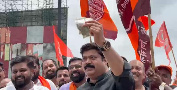 मनसेकडून बॅनरबाजी करत सत्ताधाऱ्यांवर टीका करण्यात आली आहे.