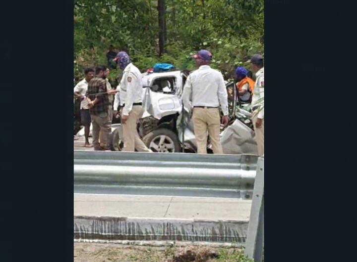 दुर्घटनेत मृतांच्या संख्येत वाढ होण्याची शक्यता व्यक्त केली जात आहे. या घटनेची नोंद पालघरच्या मनोर पोलीस ठाणे हद्दीत झाली आहे.