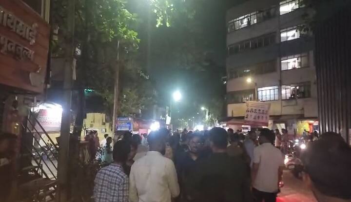 टपरीवर चहा पिण्यासाठी विद्यार्थी गेले होते. यावेळी एका कारने सर्वांना धडक दिली.