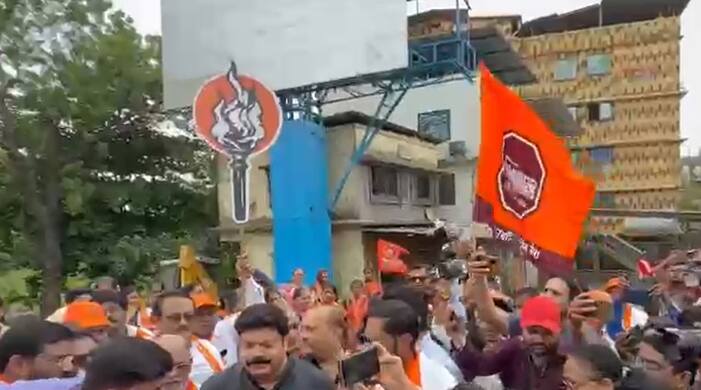 पलावा पुलाच्या कामावरून शिवसेना आणि मनसेकडून एकत्र आंदोलन करण्यात आले.