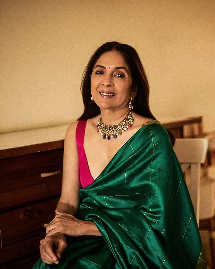 बॉलीवुड एक्ट्रेस नीना गुप्ता इंडस्ट्री की बेहतरीन अदाकार होने के साथ एक अच्छी मां भी हैं. इन्होंने अकेले ही अपनी बेटी मसाबा गुप्ता की जिम्मेदारी उठाई है. आज पूरी दुनिया इस मां-बेटी की जोड़ी को जानती है.