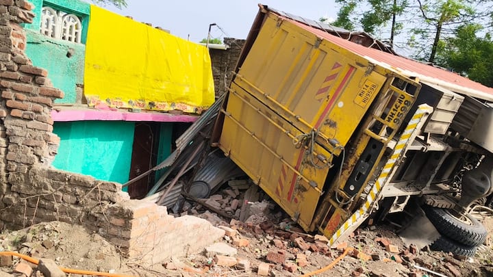 Akola Accident News: अकोल्यातल्या मूर्तिजापूरात जनावरांची तस्करी करणाऱ्या वाहनाचा पाठलाग करत असताना मोठा अपघात झाला आहे. गावकरी कंटेनर आणि ट्रकचा पाठलाग करत असताना हा भीषण अपघात घडला आहे.