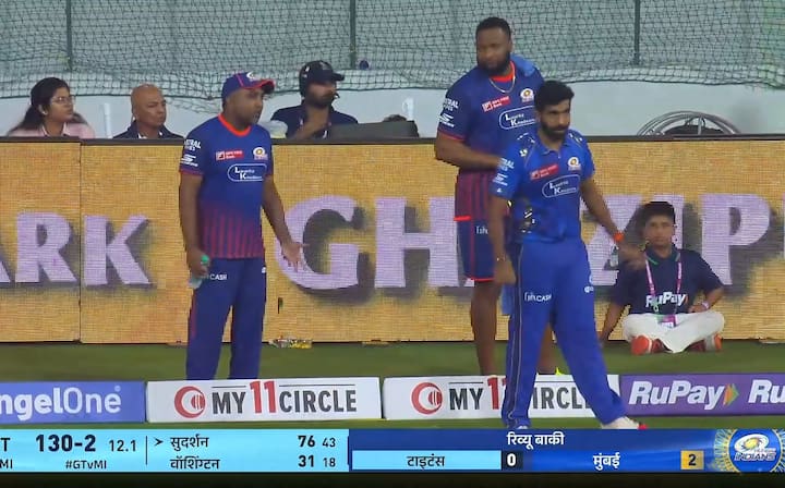 जसप्रीत बुमराह आणि महेला जयवर्धने यांच्यात नेमका काय संवाद सुरु होता, याबाबत अधिकृत माहिती समोर आलेली नाही. (IPL 2025)