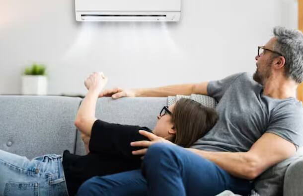 ਏਸੀ ਦੀ ਵਰਤੋਂ ਕਰਨ ਨਾਲ ਘਰ ਦਾ ਬਿਜਲੀ ਬਿੱਲ ਵੱਧ ਜਾਂਦਾ ਹੈ। ਬਹੁਤ ਸਾਰੇ ਲੋਕ ਲਗਾਤਾਰ ਏਸੀ ਦੀ ਵਰਤੋਂ ਕਰਦੇ ਹਨ। ਜਿਸ ਕਾਰਨ ਬਿਜਲੀ ਦਾ ਬਿੱਲ ਹੋਰ ਵੀ ਵੱਧ ਹੁੰਦਾ ਹੈ। ਕੁਝ ਲੋਕ ਰੁਕ-ਰੁਕ ਕੇ ਏਸੀ ਬੰਦ ਕਰ ਦਿੰਦੇ ਹਨ। ਤਾਂ ਜੋ ਬਿਜਲੀ ਦੀ ਬਚਤ ਕੀਤੀ ਜਾ ਸਕੇ।